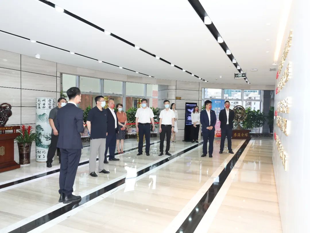 青島市政協(xié)副主席、嶗山區(qū)委書記張?jiān)恍猩W臨中裝建設(shè)調(diào)研考察