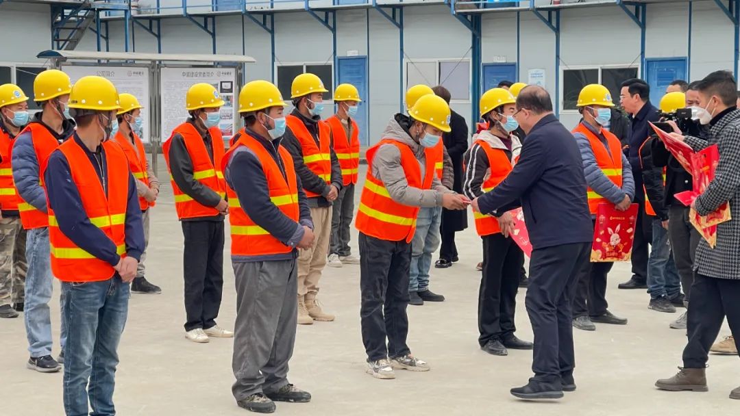 畢節(jié)市委副書記、七星關(guān)區(qū)委書記周舟赴中裝建設(shè)在建項目慰問